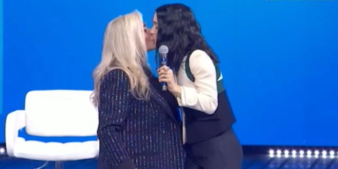 Levante e Mara Venier, il bacio in diretta