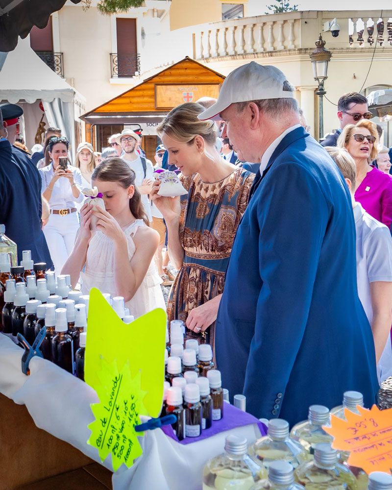 Alberto di Monaco with the beautiful moglie Charlene Wittstock and figli Jacques e Gabriella has officially opened the 7th edition of the Incontro dei Siti Storici Grimaldi di Monaco in the Piazza del Palazzo Reale (Facebook)