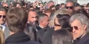 Anne Hathaway, gli abbracci ai parenti di Valentino Garavani