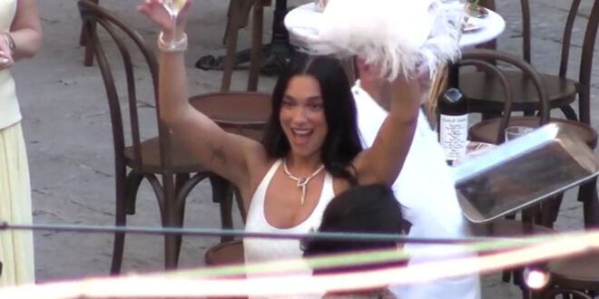 Dua Lipa e Callum Turner, la grande festa in piazza a Palermo