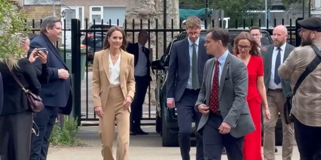 Kate Middleton all’università per conto della Royal Foundation