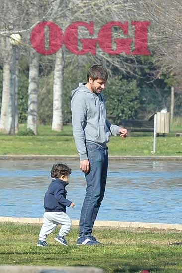 Alessandro Di Battista al parco giochi con il figlio Andrea e la compagna Sahra: in politica e in famiglia… sta in panchina! – FOTO ESCLUSIVE