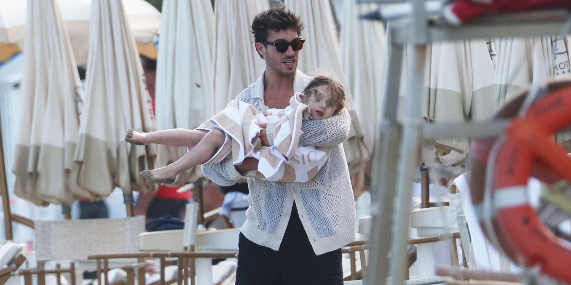 antonino-spinalbese-al-mare-con-la-figlia-luna-mar-senza-belen-rodriguez