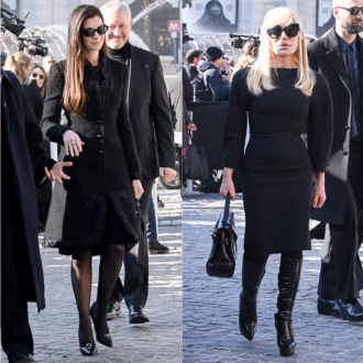 Valentino l’ultimo saluto allo stilista tra fiori bianchi, le lacrime dei compagni e il silenzio della piazza - immagine