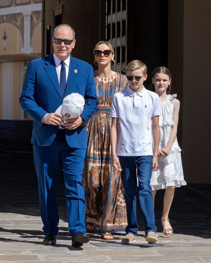 Alberto di Monaco with the beautiful moglie Charlene Wittstock and figli Jacques e Gabriella has officially opened the 7th edition of the Incontro dei Siti Storici Grimaldi di Monaco in the Piazza del Palazzo Reale (Facebook)