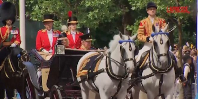 Trooping the Colour, la grande parata in onore di Carlo d’Inghilterra